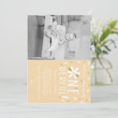 Ist sie nicht eine erbarmungslose erste Geburtstag Ankündigung (Stehend Vorderseite)