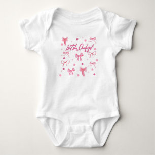 Ist sie nicht wunderbar im ersten Geburtstagsoutfi Baby Strampler