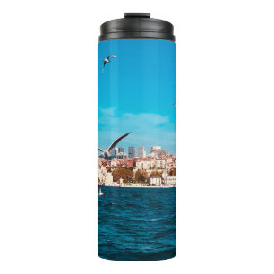Istanbul Blick mit Möwen an einem warmen sonnigen Thermosbecher