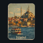Istanbul Bosporus Vintage Postkarte Magnet<br><div class="desc">"Mit unserer Vintagen Postkarte von Istanbul, einem faszinierenden Blick in die Innenstadt, können Sie die Zeit verbringen. Dieses zeitlose Stück zeigt den ikonischen Bosporus, wo Ost und West sich vereinen, und die majestätische Hagia Sophia steht stolz im Hintergrund. Der Vintage Charme der Postkarte bringt Sie in eine Zeit, in der...</div>