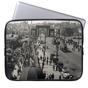 ISTANBUL, TÜRKEI - CIRCA 1900er: Alte Stadtansicht Laptopschutzhülle