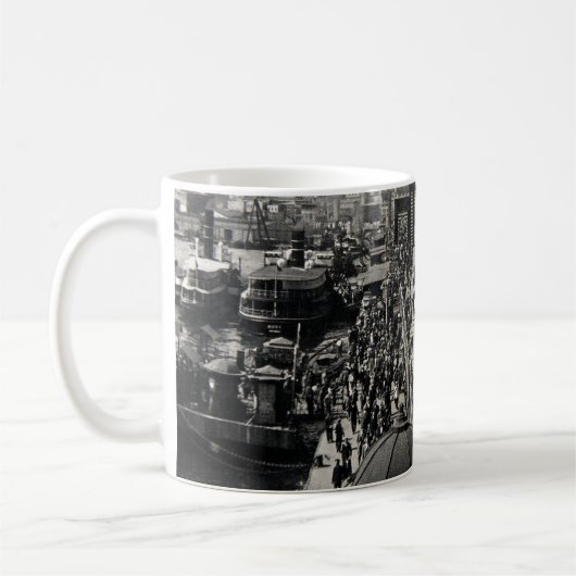 ISTANBUL, TÜRKEI - CIRCA 1900er : Vintager Stadtsk Kaffeetasse (Links)