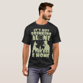 It s not drinking alone if the dog is home T-Shirt (Vorne ganz)