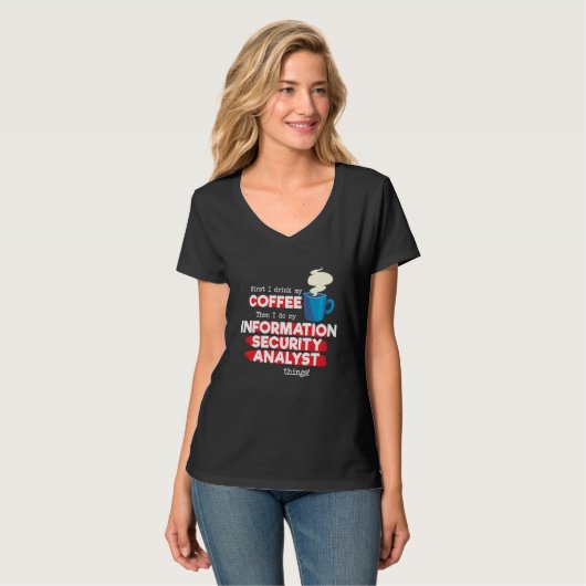 IT Security Analyst & Coffee Saying T-Shirt (Vorderseite Vollansicht)