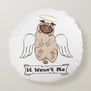 It Wasn't Me angel pug funny quote    Rundes Kissen