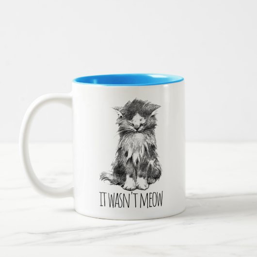 It Wasn't Meow Cute Fluffy Kitten Zweifarbige Tasse (Links)