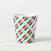 Italia e Bandiera Italiana Tiled Green Personalize Milchtasse (Vorderseite)