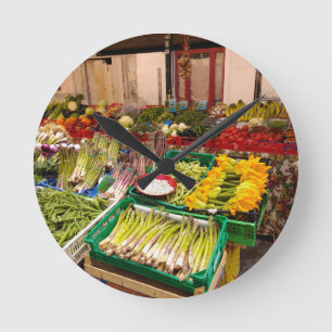 Italian Fruit and Veg Market stall in Pisa Runde Wanduhr