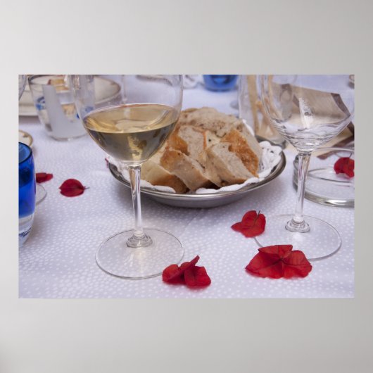 Italian Table: Bread, Wine and Bougainvillea Petal Poster (Vorne)