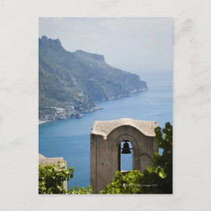 Italien, Amalfiküste, Ravello, Glockenturm mit Postkarte