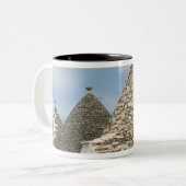 Italien, Apulien, Alberobello, Terra dei Trulli, Zweifarbige Tasse (Vorderseite Links)