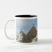 Italien, Apulien, Alberobello, Terra dei Trulli, Zweifarbige Tasse (Links)