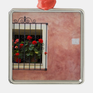 Italien, Asciano, Blumenkästen mit frühlingsfrisch Ornament Aus Metall
