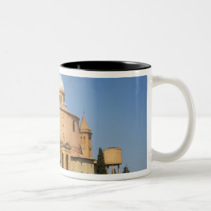 Italien, Bologna, Sonnentag mit Portico di San Zweifarbige Tasse