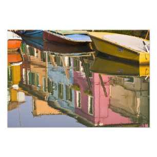 Italien, Burano. Boote auf einem Kanal mit Fotodruck