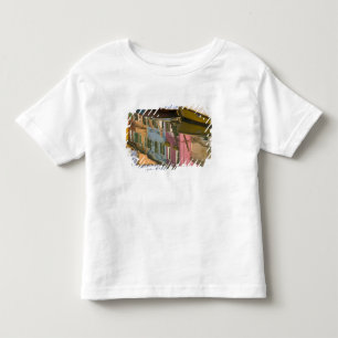 Italien, Burano. Boote auf einem Kanal mit Kleinkind T-shirt