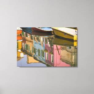 Italien, Burano. Boote auf einem Kanal mit Leinwanddruck