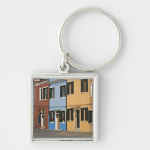 Italien, Burano. Bunte Häuserreihe und leere Schlüsselanhänger