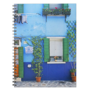 Italien, Burano. Ein farbenfrohes Haus in Burano i Notizblock