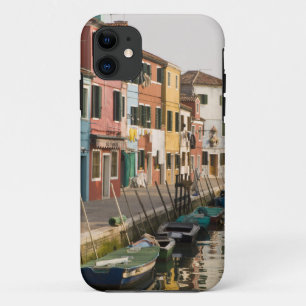 Italien, Burano. Farbige Häuser reihen sich iPhone 11 Hülle