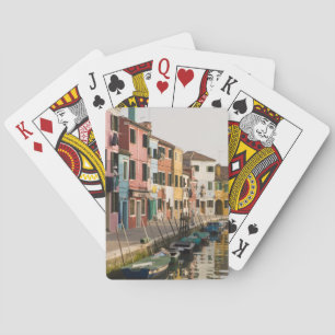 Italien, Burano. Farbige Häuser reihen sich Spielkarten