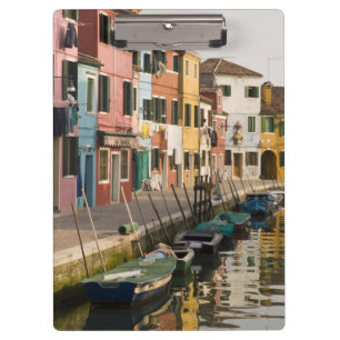 Italien, Burano. Farbige Häuser säumen Klemmbrett