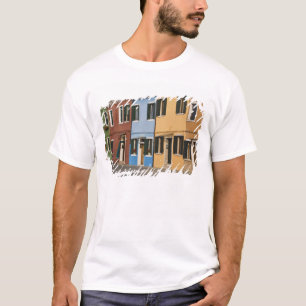 Italien, Burano. Farbige Reihe von Zuhause und lee T-Shirt
