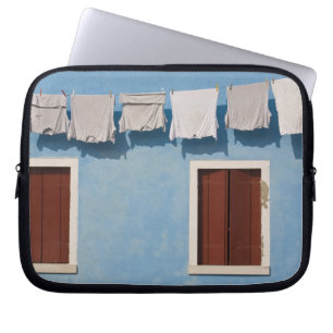 Italien, Burano. Hängende Wäsche und Fenster entla Laptopschutzhülle