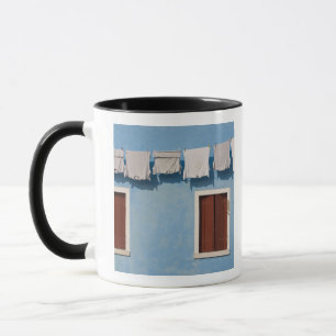 Italien, Burano. Hängende Wäsche und Fenster entla Tasse
