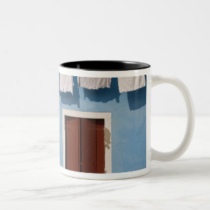 Italien, Burano. Hängende Wäsche und Fenster entla Zweifarbige Tasse