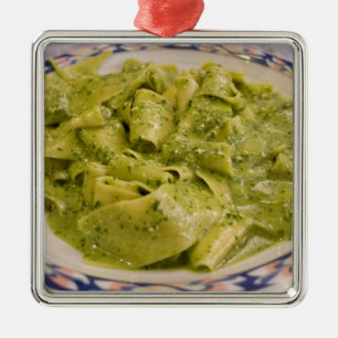 Italien, Camogli. Teigwaren mit Pesto Silbernes Ornament