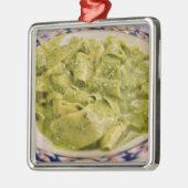 Italien, Camogli. Teigwaren mit Pesto Silbernes Ornament (Links)