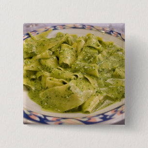 Italien, Camogli. Teller mit Pasta und Pesto Button