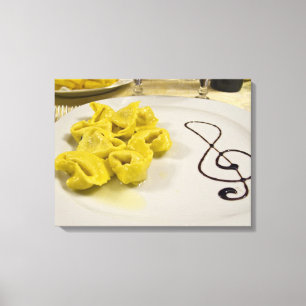 Italien, Cento. Ein Teller Käsetortellini Leinwanddruck