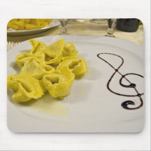Italien, Cento. Ein Teller Käsetortellini Mousepad