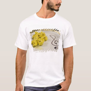 Italien, Cento. Ein Teller Käsetortellini T-Shirt