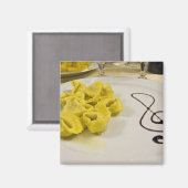 Italien, Cento Ein Teller mit Käse-Tortellini Magnet (Vorderseite/Rückseite)