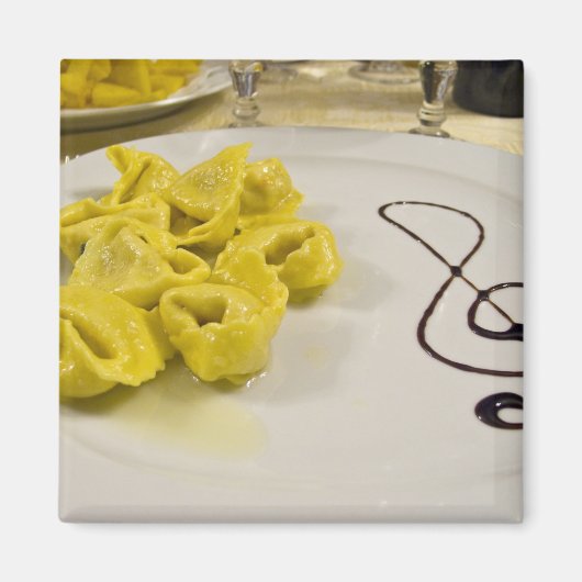 Italien, Cento Ein Teller mit Käse-Tortellini Magnet (Vorne)
