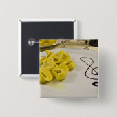 Italien, Cento. Ein Teller von Tortellini Button (Vorne & Hinten)