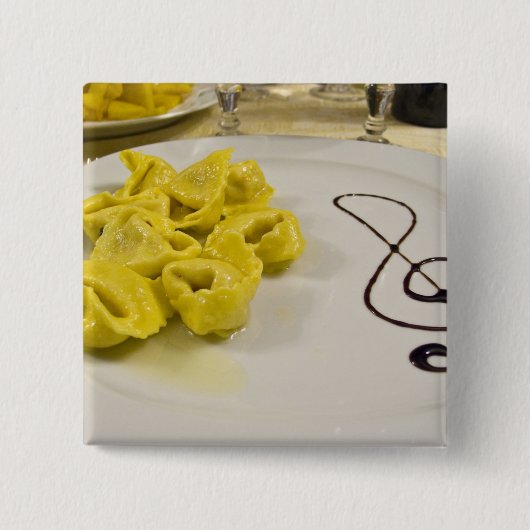 Italien, Cento. Ein Teller von Tortellini Button (Vorderseite)