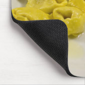 Italien, Cento. Ein Teller von Tortellini Mousepad (Ecke)