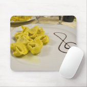 Italien, Cento. Ein Teller von Tortellini Mousepad (Mit Mouse)