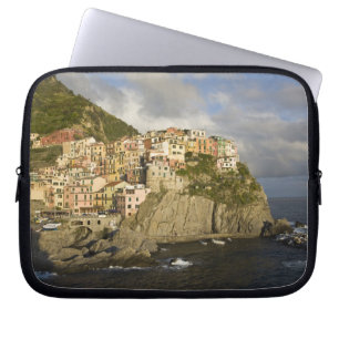 Italien, Cinque Terre, Manarola. Dorf auf der Klip Laptopschutzhülle