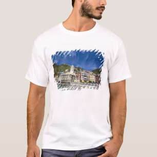 Italien, Cinque Terre, Vernazza, Hafen und Kirche  T-Shirt