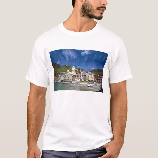 Italien, Cinque Terre, Vernazza, Hafen und Kirche T-Shirt (Vorderseite)