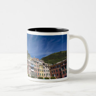 Italien, Cinque Terre, Vernazza, Hafen und Kirche Zweifarbige Tasse