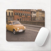 Italien, Florenz. Fiat 800 Kundgebung durchquert A Mousepad (Mit Mouse)
