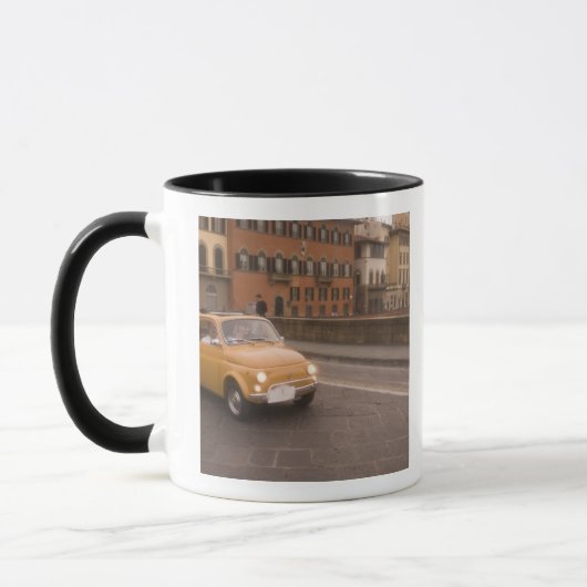 Italien, Florenz. Fiat 800 Kundgebung durchquert A Tasse (Links)