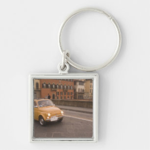 Italien, Florenz. Fiat 800 Rally überquert Arno Schlüsselanhänger