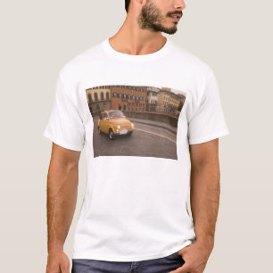 Italien, Florenz. Fiat 800 Rally überquert Arno T-Shirt